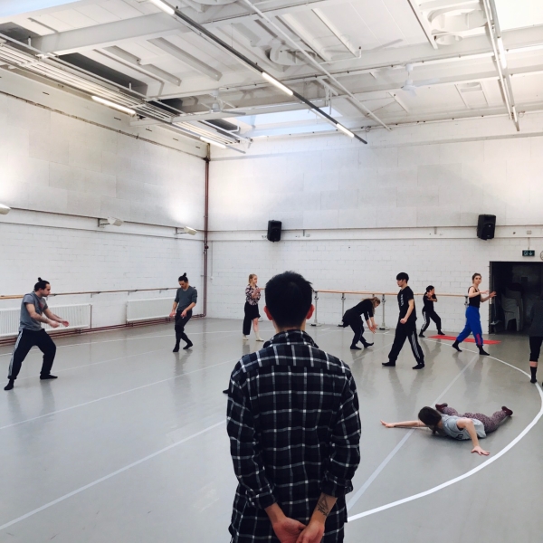 丞舞製作團隊「B.plan 知名國際編舞家與《浮花》巡演推廣」活動紀錄：2018年，於瑞士伯恩舞蹈劇場，劇場工作照